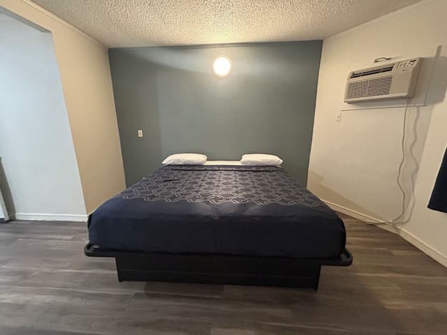Basic Room, 1 King Bed