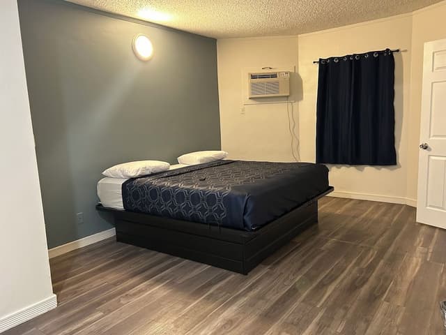 Basic Room, 1 King Bed