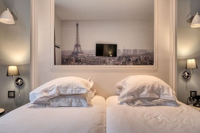 Twin room with arc de triomphe view