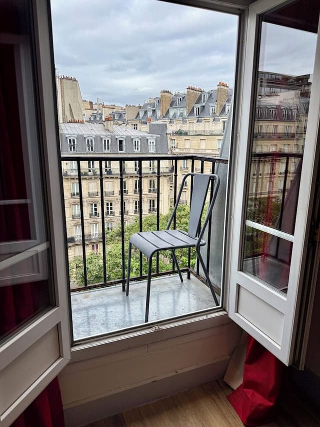 Triple room with balcony and arc de triomphe view