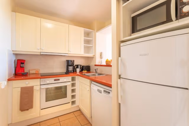 Two-Bedroom Apartment with Sleeping Alcove and Balcony (8 People)