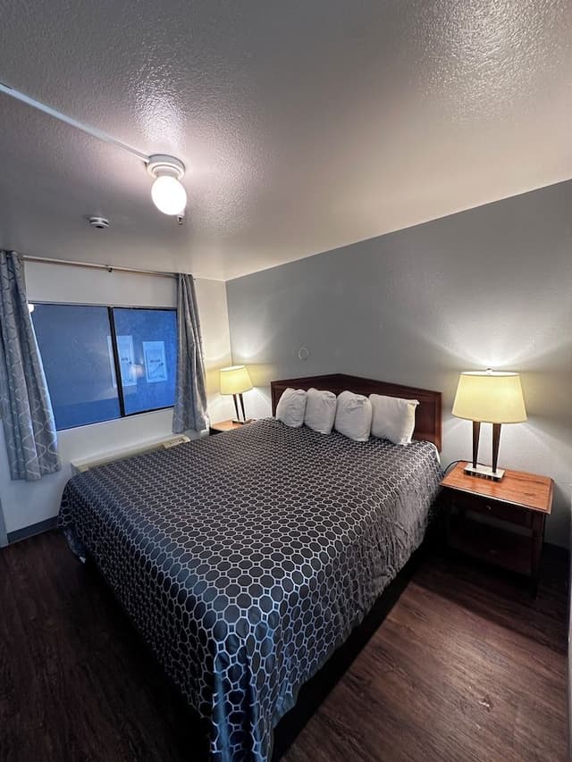 Room, 1 King Bed, Non Smoking
