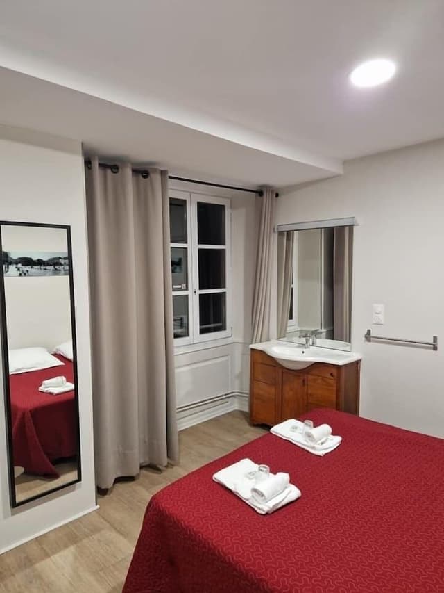Double Room, Shared Bathroom (avec lavabo)