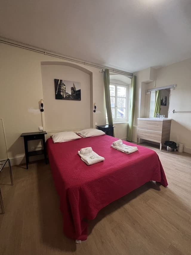 Triple Room, Shared Bathroom (avec lavabo)