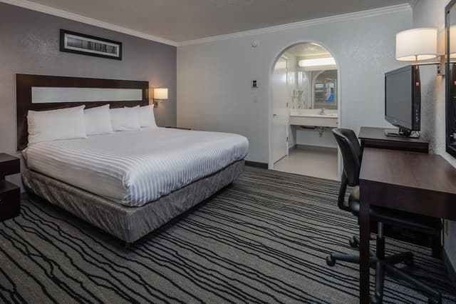 Standard Room, 1 King Bed