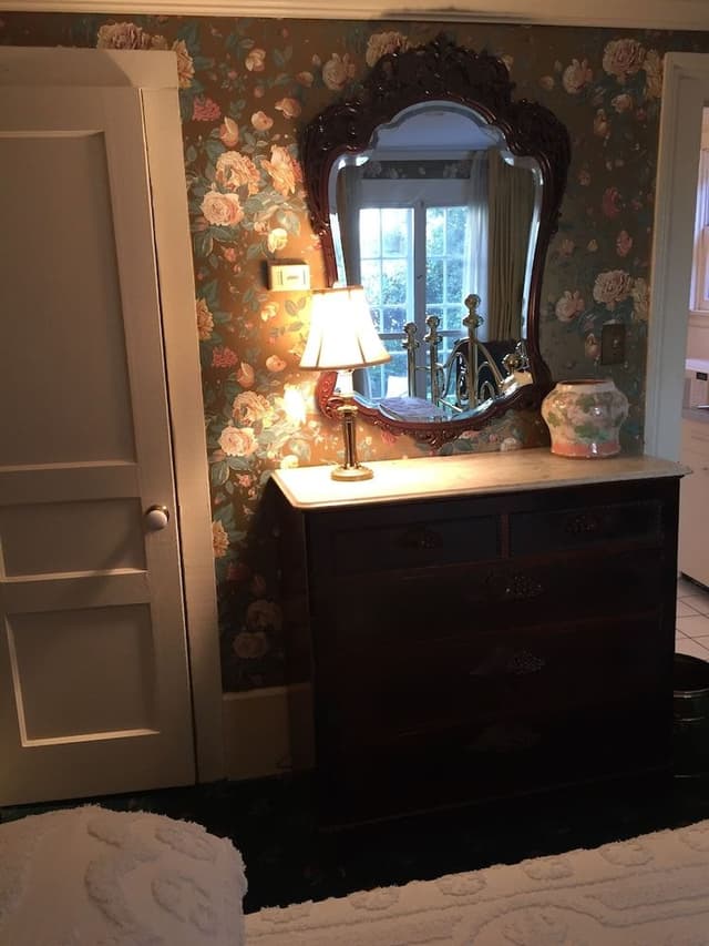 1 Queen Bed