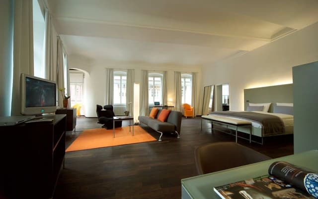 Room (Loft)