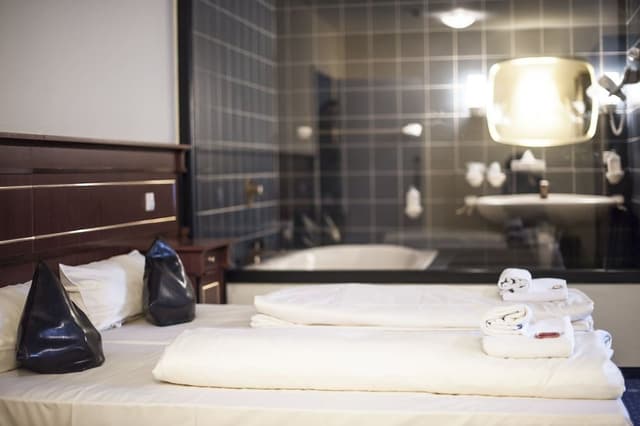 Double Room (Busy)
