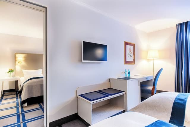 Family Room, Connecting Rooms