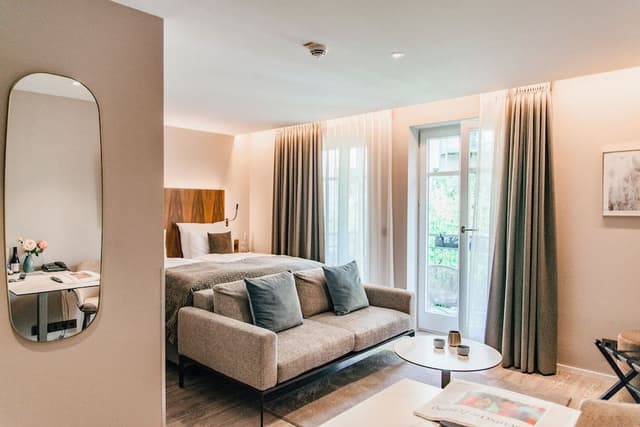 Deluxe Studio, 1 King Bed, Non Smoking, Garden View
