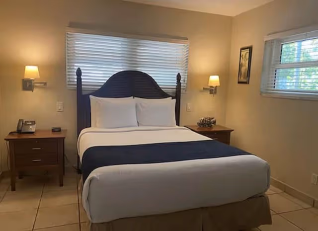 Small Deluxe Studio Queen Bed