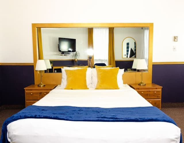 Deluxe Room, Jetted Tub