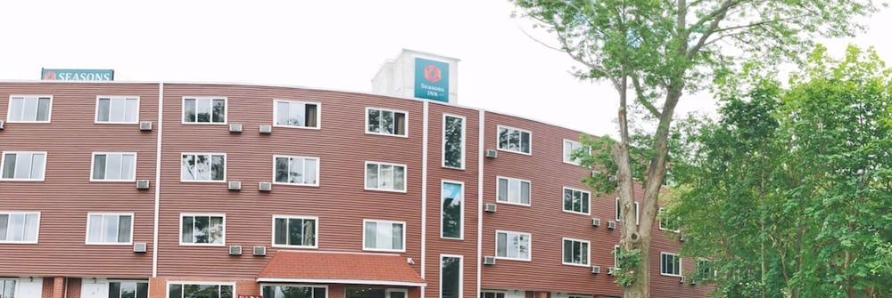Seasons Motor Inn0