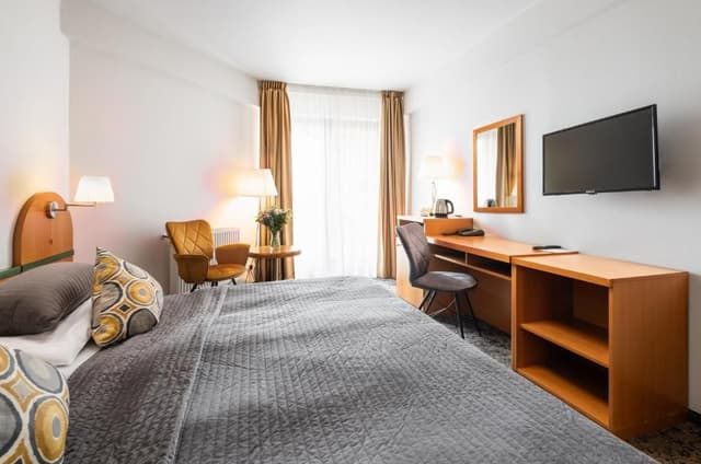Dvoulůžkový pokoj Deluxe s manželskou postelí a balkonem