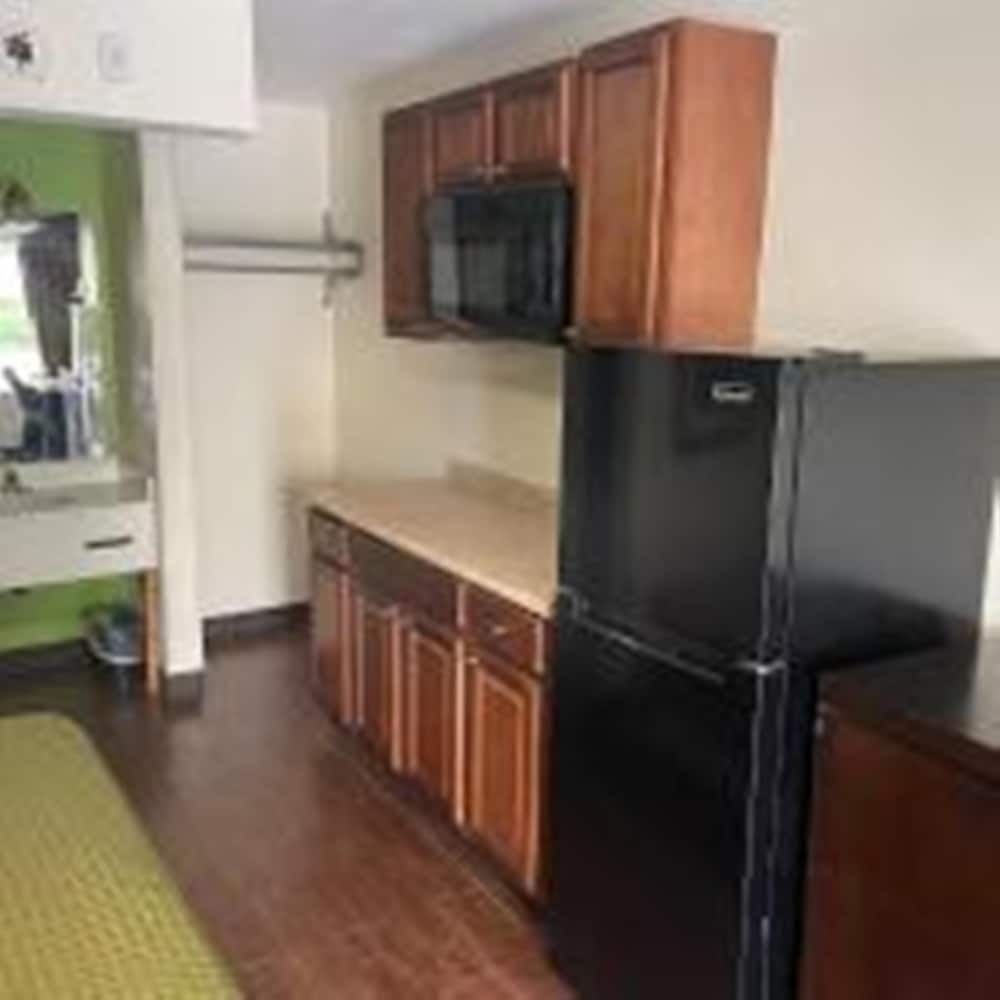 Quality Roof Inn Montgomery1