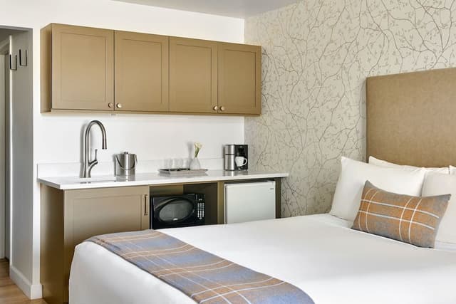 Deluxe Room, 2 Queen Beds, Kitchenette