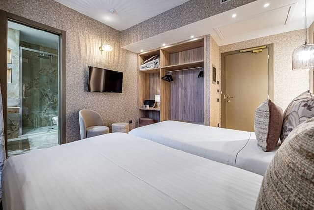 Classic Double Room, Balcony (Partial Duomo View)