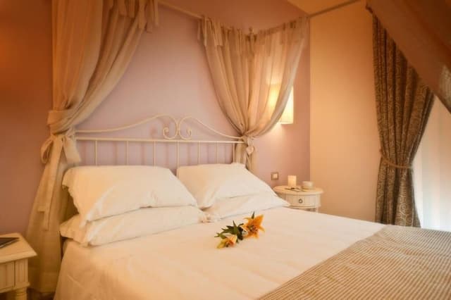 Deluxe Room, 1 Queen Bed, Valley View