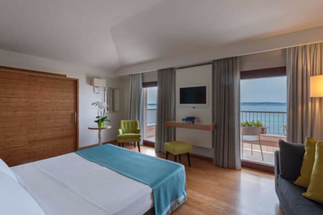 Panoramic Room, Balcony, Lake View (Prestige)