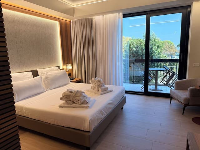 Executive Room, Balcony, Partial Lake View