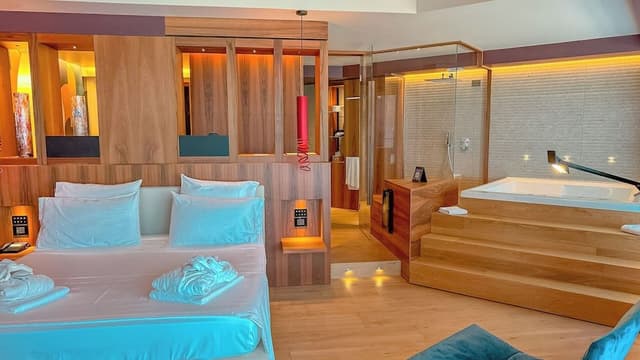 Junior Suite, Hot Tub, Partial Lake View