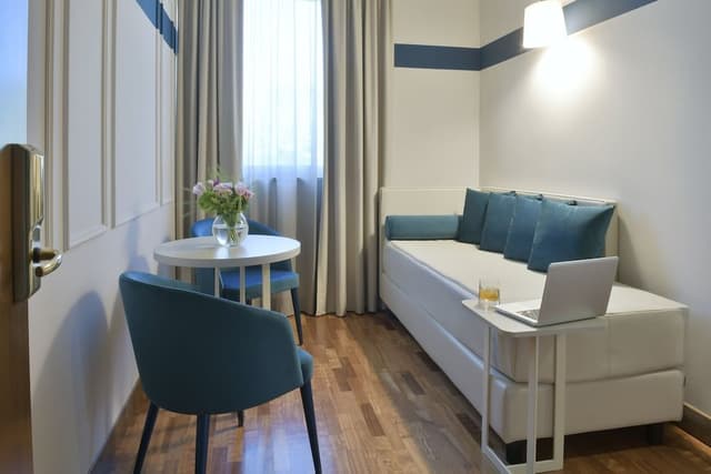 Junior Room, Garden View