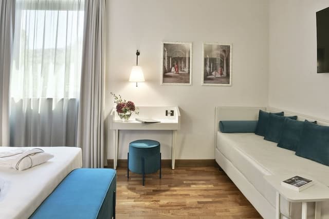 Junior Room, Garden View