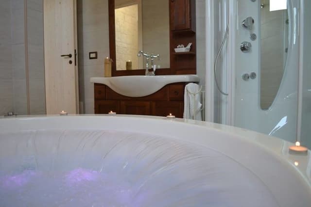 Suite, Hot Tub