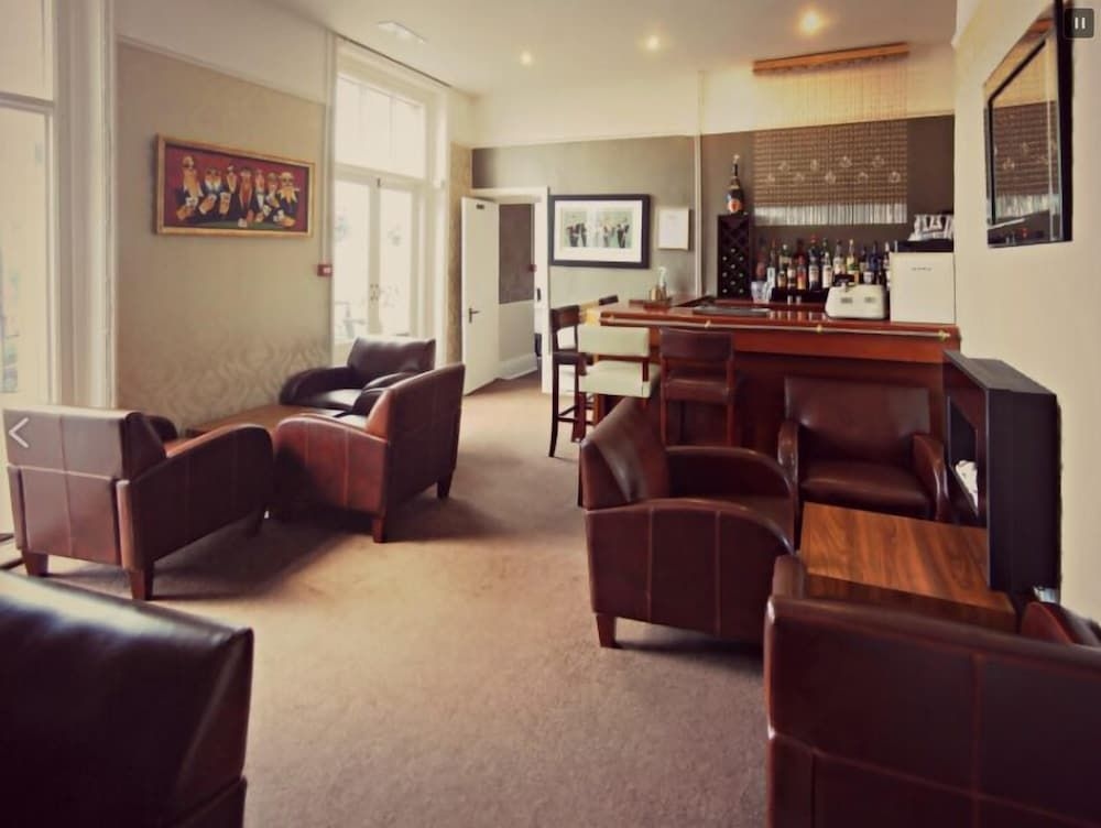 Hillcrest Hotel4