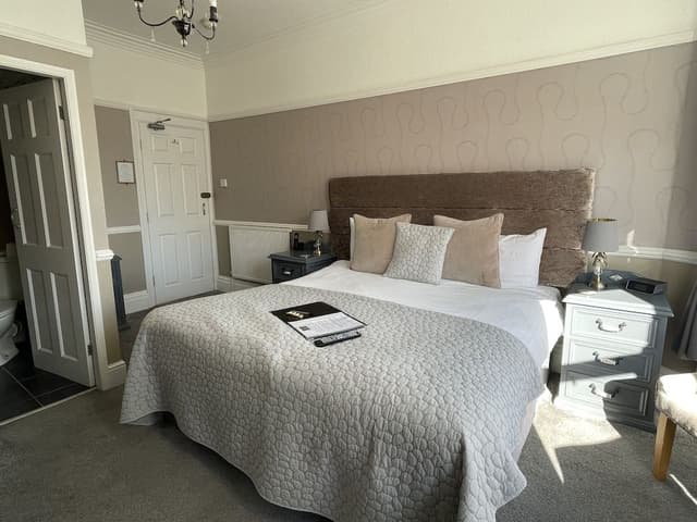 Deluxe Room, 1 King Bed, Partial Sea View
