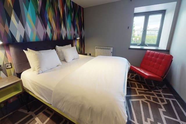 Club Room (FREE Gym & Pool Access)