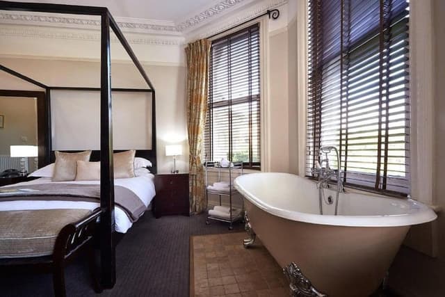 City View Four Poster