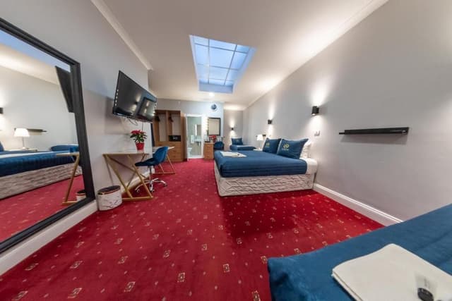 Family Room (2 Adults + 2 Children)