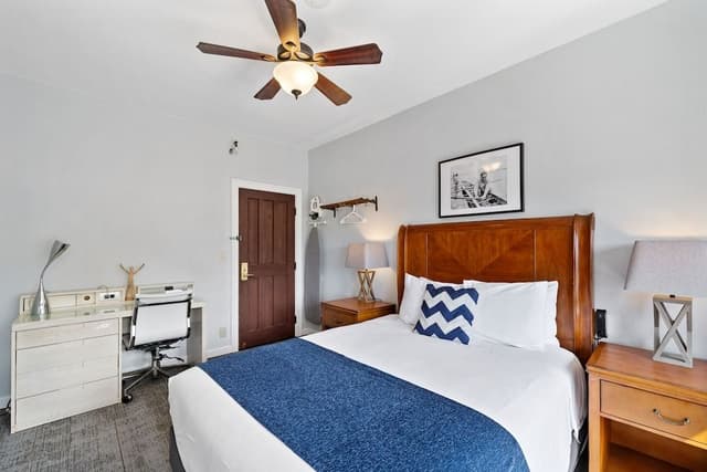 Standard Room, 1 Queen Bed, Shared Bathroom