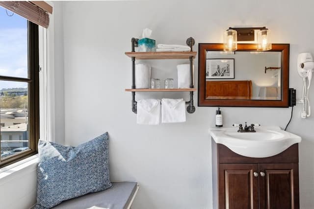 Standard Room, 1 Queen Bed, Shared Bathroom