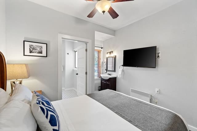 Premium Room, 1 Queen Bed, Private Bathroom