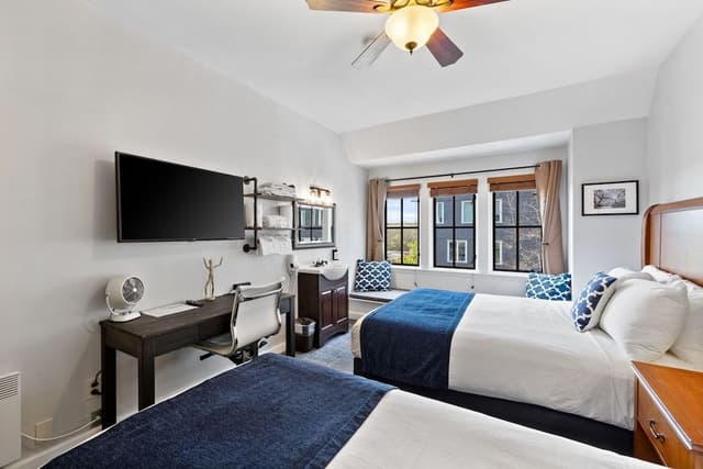 Standard Room, Shared Bathroom (1 Queen Bed and 1 Twin Bed)