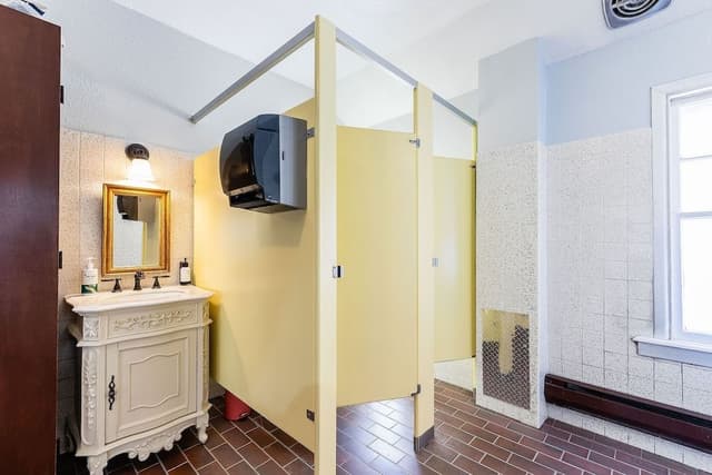 Standard Room, 1 Queen Bed, Shared Bathroom