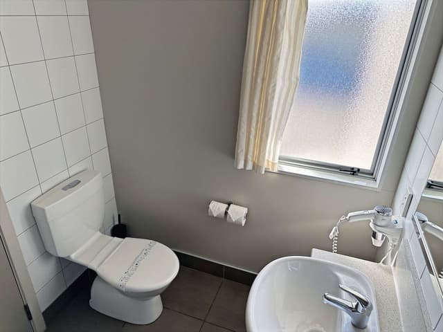 3 Bedroom Apartment with 2 Bathroom, Spa Bath and Full Kitchen