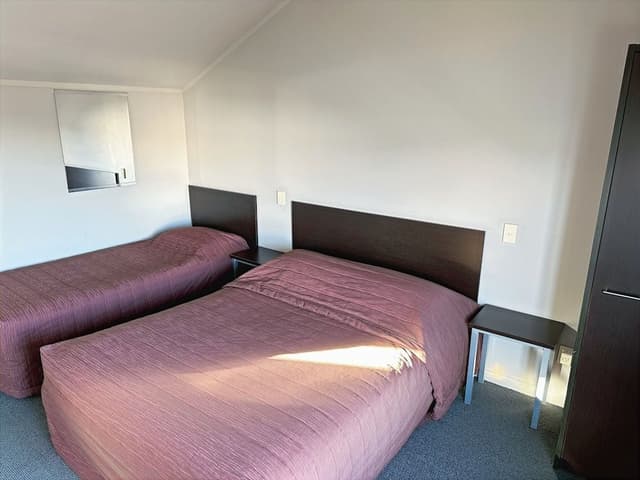 3 Bedroom Apartment with 2 Bathroom, Spa Bath and Full Kitchen