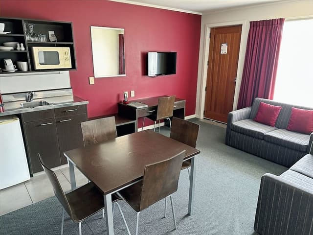 2 Bedroom Apartment with Spa Bath and Kitchenette (Opt 1)
