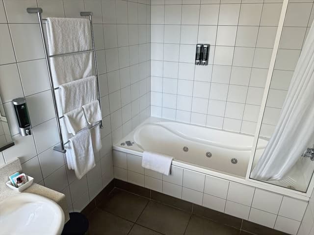 3 Bedroom Apartment with 2 Bathroom, Spa Bath and Full Kitchen