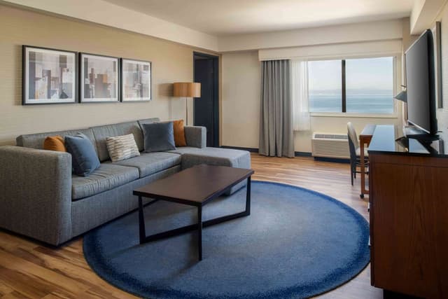 1 KING SUITE WITH SOFABED