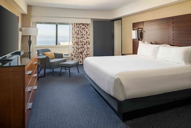 1 KING SUITE WITH SOFABED