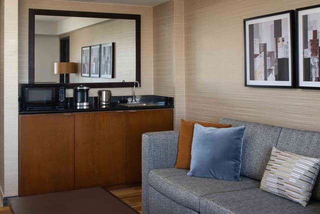 1 KING SUITE WITH SOFABED