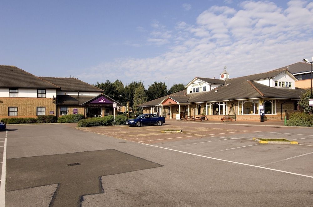 Premier Inn Cardiff City South3