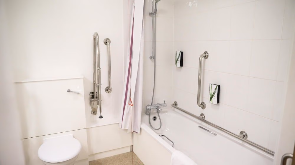 Premier Inn Cheltenham Central2