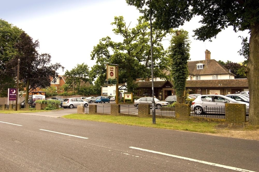 Premier Inn Gatwick Crawley Town (Goff's Park)0