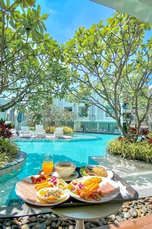 Deluxe Room, Poolside