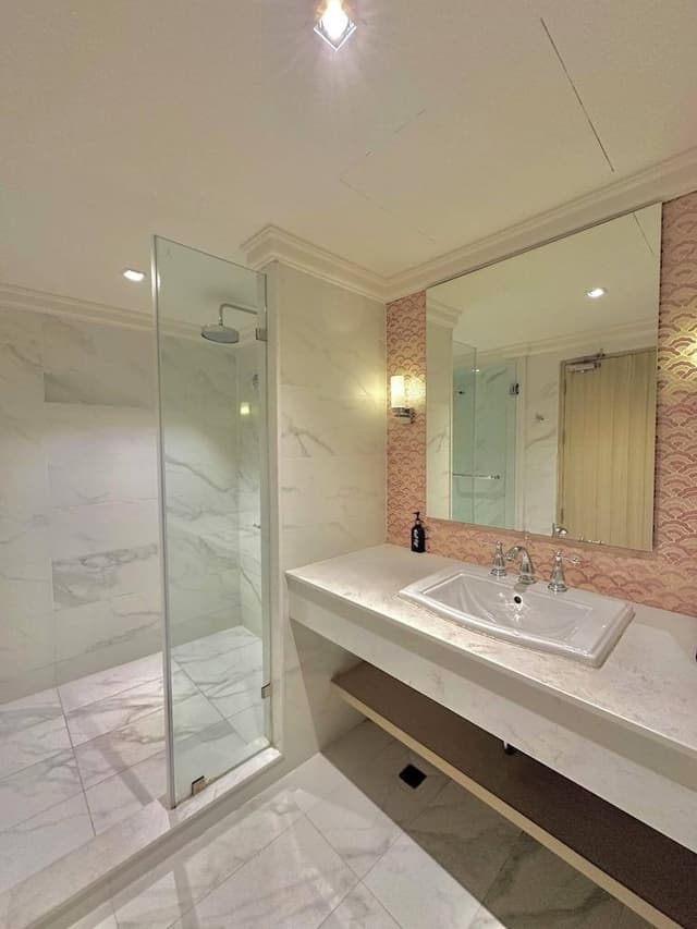 Deluxe Room, Poolside